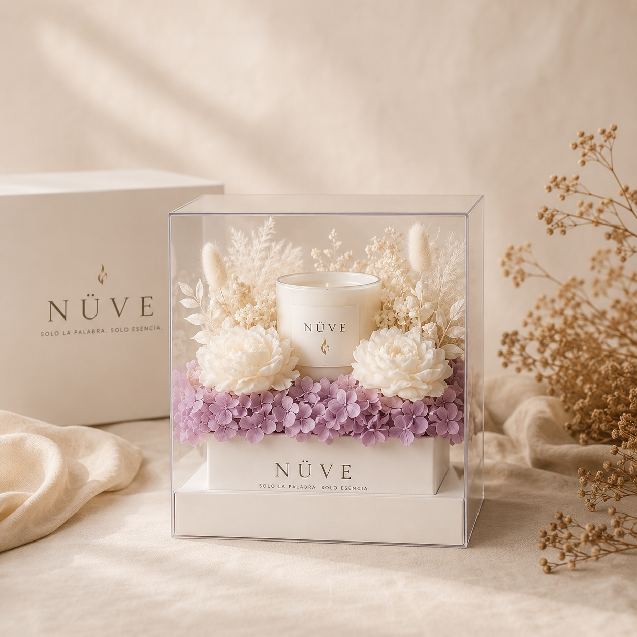 Colección Aura de Nüve con vela y arreglo floral.