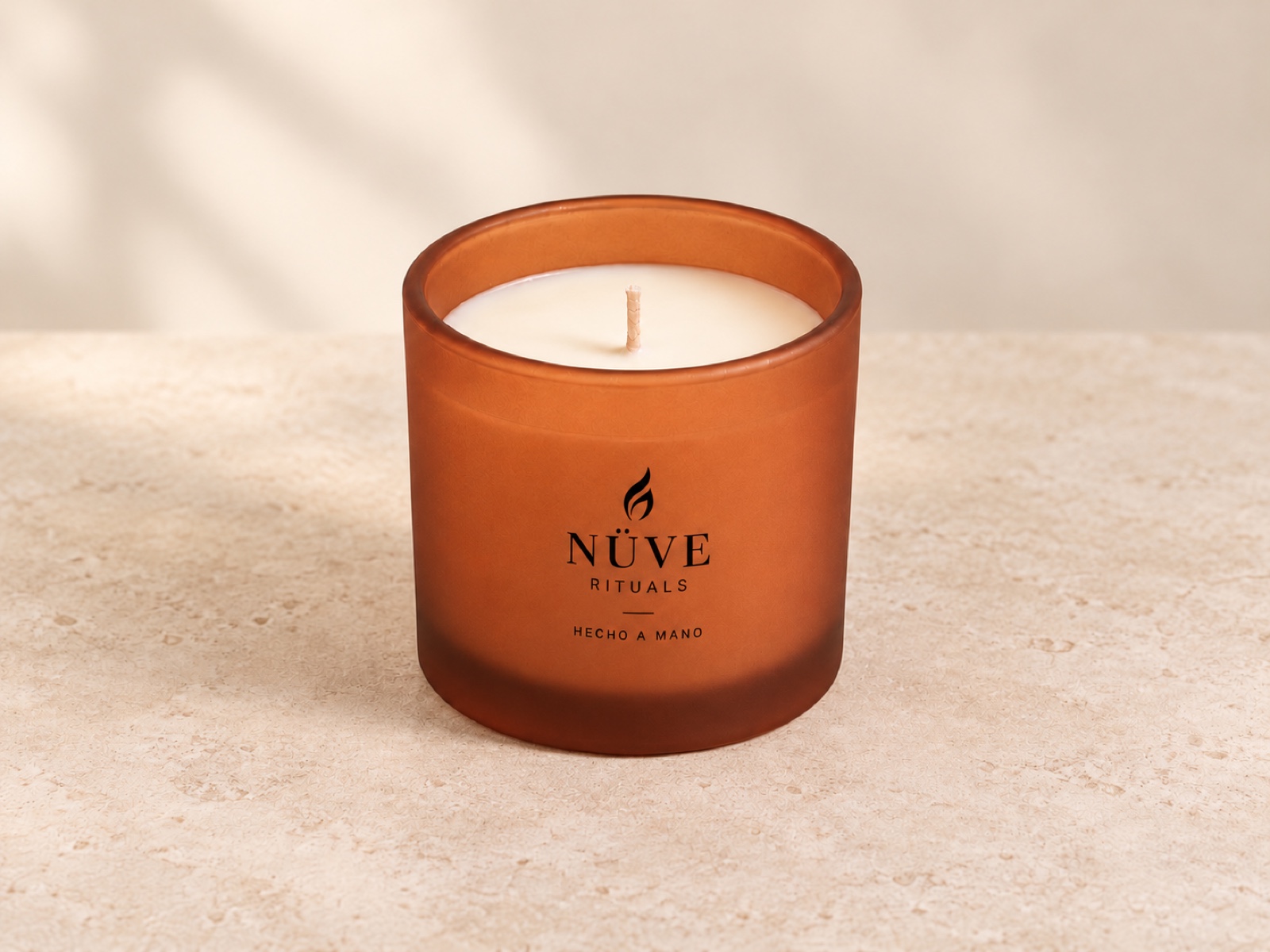 NÜVE Ámbar — Vela aromática en frasco ámbar de 16 oz, fotografía 1