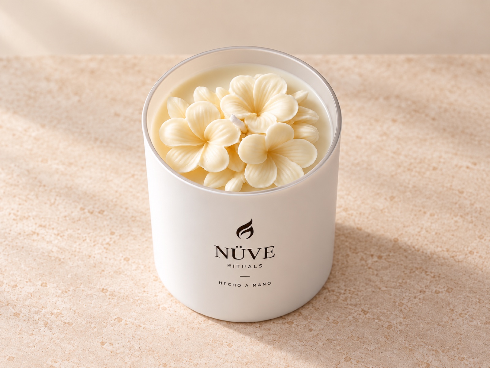 NÜVE Florecer — Vela blanca de 10 oz, con flores, fotografía 1